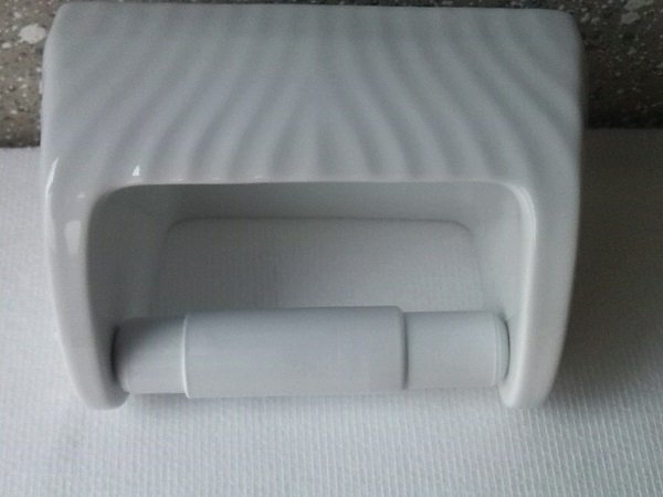 Toilettenpapierhalter aus Porzellan gerillt