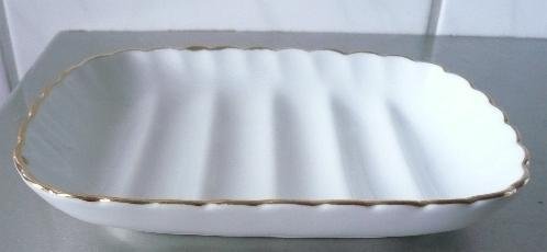 Seifenschale aus Porzellan weiß mit platinstaffage