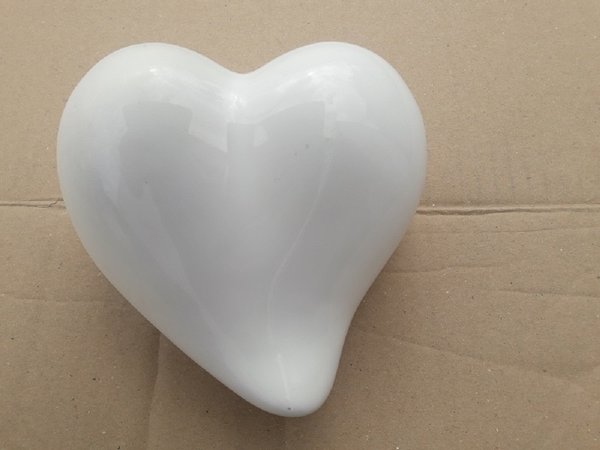 Tierurne in Form eines Herzes aus Keramik Dekor weiß
