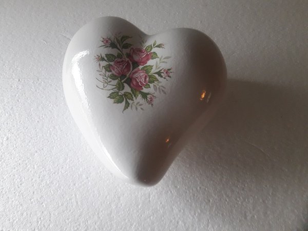 Tierurne in Form eines Herzes aus Keramik Dekor weiß mit Rosendruck