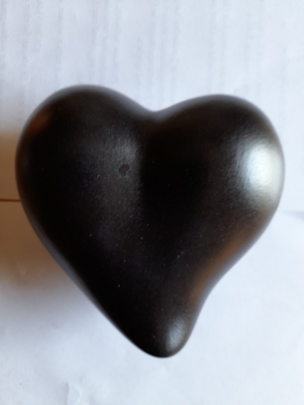 Tierurne in Form eines Herzes aus Keramik Dekor schwarz