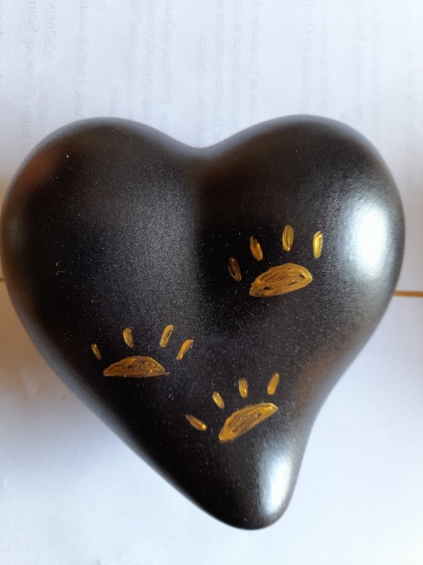 Tierurne in Form eines Herzes aus Keramik Dekor schwarz mit aufgemalten Pfoten